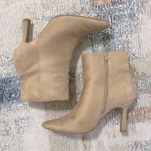Express size 9 faux suede booties, light tan